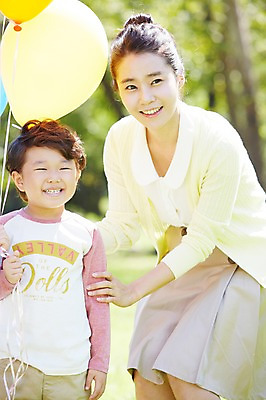 포토 JPG 주간 라이프스타일 공원 여자 남자 행복 아들 여유 어린이 가족 놀이 엄마 서기 미소 웃음 들기 사람 동양인 소년 성인 야외 두명 앞모습 아웃포커스 30대 부모 소풍 한국인 자녀 즐거움 가족사진 상쾌 풍선 풍선놀이 국내포토 모자관계 자연요소 공공시설 감정 뷰포인트 관계 모션 촬영기법 표정 인종 생활 장년 야외활동 파일형식 단체사진