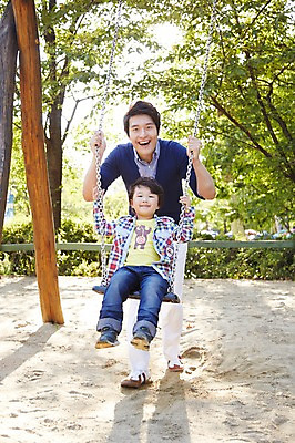 포토 JPG 주간 전신 나무 식물 라이프스타일 공원 남자 행복 아들 여유 어린이 가족 놀이 서기 미소 웃음 사람 앉기 동양인 소년 야외 두명 앞모습 30대 부모 소풍 한국인 자녀 아빠 밀기 놀이기구 놀이터 승차 즐거움 그네 상쾌 그네타기 부자지간 남자만 국내포토 자연요소 공공시설 감정 뷰포인트 관계 모션 표정 인종 생활 장년 야외활동 파일형식