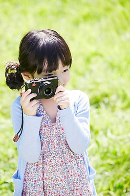 포토 JPG 주간 라이프스타일 응시 공원 여자 행복 여유 어린이 놀이 한명 들기 사람 동양인 소녀 잔디 상반신 야외 앞모습 아웃포커스 소풍 카메라 사진촬영 한국인 즐거움 상쾌 여자만 여자한명만 어린이만 소녀한명만 국내포토 자연요소 식물 1 시선 공공시설 감정 뷰포인트 모션 촬영기법 인종 생활 전자제품 야외활동 촬영 소녀만 파일형식