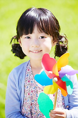 포토 JPG 주간 라이프스타일 공원 여자 행복 여유 어린이 놀이 한명 미소 웃음 들기 사람 동양인 소녀 잔디 상반신 야외 앞모습 아웃포커스 장난감 소풍 한국인 바람개비 즐거움 상쾌 여자만 여자한명만 어린이만 소녀한명만 국내포토 자연요소 식물 1 공공시설 감정 뷰포인트 모션 촬영기법 표정 인종 생활 야외활동 소녀만 파일형식