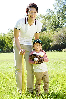 포토 JPG 주간 전신 나무 식물 모자 라이프스타일 공원 남자 행복 아들 여유 어린이 공 가족 놀이 서기 미소 웃음 사람 동양인 소년 잔디 성인 야외 두명 앞모습 30대 부모 소풍 야구 한국인 야구방망이 글러브 자녀 야구글러브 아빠 즐거움 야구공 상쾌 부자지간 남자만 국내포토 자연요소 잡화 공공시설 감정 스포츠용품 뷰포인트 장갑 관계 모션 표정 인종 생활 장년 야외활동 구기 야구용품 파일형식