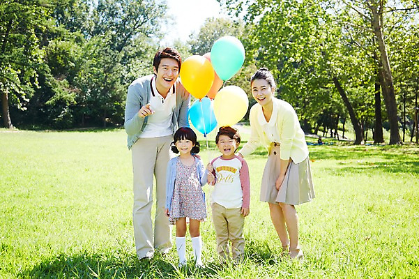 포토 JPG 주간 전신 나무 식물 라이프스타일 공원 여자 남자 딸 행복 아들 여유 어린이 가족 놀이 엄마 서기 미소 웃음 들기 사람 동양인 소녀 소년 잔디 여러명 성인 야외 앞모습 30대 부모 소풍 한국인 자녀 아빠 즐거움 가족사진 상쾌 풍선 풍선놀이 국내포토 자연요소 공공시설 감정 뷰포인트 다수 관계 모션 표정 인종 생활 장년 야외활동 파일형식 단체사진