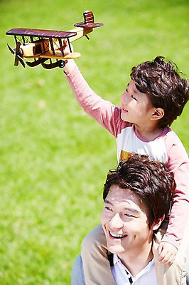 포토 JPG 주간 라이프스타일 공원 남자 행복 아들 여유 어린이 가족 놀이 비행기 미소 웃음 들기 사람 동양인 소년 잔디 성인 야외 두명 아웃포커스 30대 부모 장난감 소풍 한국인 자녀 목말 아빠 즐거움 상쾌 비행기놀이 부자지간 남자만 국내포토 자연요소 식물 공공시설 감정 관계 항공교통 모션 대중교통 촬영기법 표정 인종 생활 장년 야외활동 파일형식