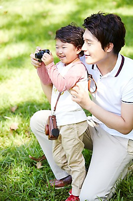 포토 JPG 주간 라이프스타일 공원 남자 행복 아들 여유 어린이 가족 놀이 서기 미소 웃음 들기 사람 앉기 동양인 소년 잔디 성인 야외 두명 옆모습 아웃포커스 30대 부모 소풍 카메라 사진촬영 한국인 자녀 아빠 즐거움 상쾌 부자지간 남자만 국내포토 자연요소 식물 공공시설 감정 뷰포인트 관계 모션 촬영기법 표정 인종 생활 장년 전자제품 야외활동 촬영 파일형식