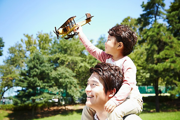 포토 JPG 주간 나무 식물 라이프스타일 공원 남자 행복 아들 여유 어린이 가족 놀이 비행기 미소 웃음 들기 사람 동양인 소년 잔디 성인 야외 두명 옆모습 아웃포커스 30대 부모 장난감 소풍 한국인 자녀 목말 아빠 즐거움 상쾌 비행기놀이 부자지간 남자만 국내포토 자연요소 공공시설 감정 뷰포인트 관계 항공교통 모션 대중교통 촬영기법 표정 인종 생활 장년 야외활동 파일형식