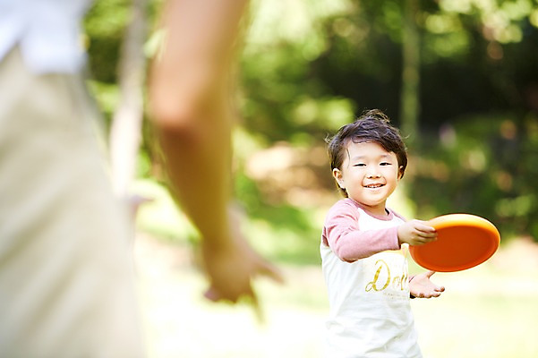 포토 JPG 주간 라이프스타일 공원 남자 행복 여유 어린이 놀이 한명 미소 웃음 들기 사람 동양인 소년 상반신 성인 야외 앞모습 뒷모습 아웃포커스 신체부위 장난감 소풍 한국인 던지기 즐거움 상쾌 팔 원반 원반던지기 남자만 남자한명만 국내포토 자연요소 1 공공시설 감정 스포츠용품 뷰포인트 모션 촬영기법 표정 인종 생활 야외활동 파일형식