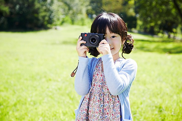 포토 JPG 주간 나무 식물 라이프스타일 공원 여자 행복 여유 어린이 놀이 한명 미소 웃음 들기 사람 동양인 소녀 잔디 상반신 야외 앞모습 아웃포커스 소풍 카메라 사진촬영 한국인 즐거움 상쾌 여자만 여자한명만 어린이만 소녀한명만 국내포토 자연요소 1 공공시설 감정 뷰포인트 모션 촬영기법 표정 인종 생활 전자제품 야외활동 촬영 소녀만 파일형식