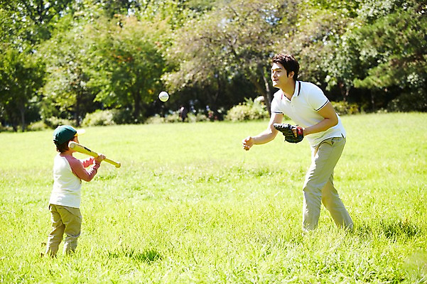 포토 JPG 주간 전신 나무 식물 모자 라이프스타일 공원 남자 행복 아들 여유 어린이 공 가족 놀이 서기 미소 웃음 들기 사람 동양인 소년 잔디 성인 야외 두명 옆모습 아웃포커스 30대 부모 소풍 마주보기 야구 한국인 야구방망이 글러브 자녀 야구글러브 던지기 아빠 즐거움 야구공 상쾌 부자지간 남자만 국내포토 자연요소 잡화 공공시설 감정 스포츠용품 뷰포인트 장갑 관계 모션 촬영기법 표정 인종 생활 장년 야외활동 구기 야구용품 파일형식