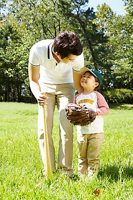 포토 JPG 주간 전신 나무 식물 모자 라이프스타일 공원 남자 행복 아들 여유 어린이 가족 놀이 서기 미소 웃음 사람 동양인 소년 잔디 성인 야외 두명 앞모습 30대 부모 소풍 마주보기 야구 한국인 야구방망이 글러브 자녀 야구글러브 아빠 즐거움 상쾌 부자지간 남자만 국내포토 자연요소 잡화 공공시설 감정 스포츠용품 뷰포인트 장갑 관계 모션 표정 인종 생활 장년 야외활동 구기 야구용품 파일형식