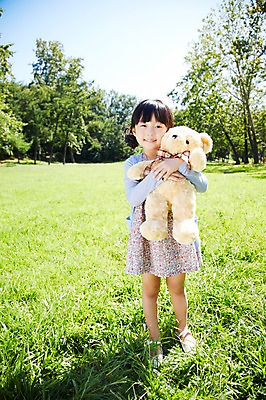 포토 JPG 주간 전신 나무 식물 라이프스타일 공원 여자 행복 여유 어린이 인형 안기 놀이 하늘 한명 서기 미소 웃음 들기 사람 동양인 소녀 잔디 야외 앞모습 장난감 소풍 곰인형 한국인 즐거움 상쾌 인형놀이 여자만 여자한명만 어린이만 소녀한명만 국내포토 자연요소 1 공공시설 감정 뷰포인트 모션 표정 인종 생활 야외활동 소녀만 파일형식