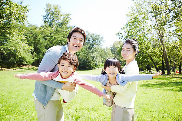 포토 JPG 주간 나무 식물 라이프스타일 공원 여자 남자 딸 행복 아들 여유 어린이 장난 가족 안기 놀이 엄마 서기 미소 웃음 사람 동양인 소녀 소년 잔디 여러명 성인 야외 앞모습 30대 부모 소풍 한국인 자녀 아빠 상쾌 비행기놀이 국내포토 자연요소 공공시설 감정 뷰포인트 다수 관계 모션 표정 인종 생활 장년 야외활동 파일형식