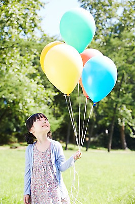 포토 JPG 주간 나무 식물 라이프스타일 공원 여자 행복 여유 어린이 놀이 한명 서기 미소 웃음 들기 사람 동양인 소녀 잔디 상반신 야외 앞모습 아웃포커스 소풍 한국인 즐거움 상쾌 풍선 풍선놀이 여자만 여자한명만 어린이만 소녀한명만 국내포토 자연요소 1 공공시설 감정 뷰포인트 모션 촬영기법 표정 인종 생활 야외활동 소녀만 파일형식