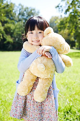 포토 JPG 주간 나무 식물 라이프스타일 공원 여자 행복 여유 어린이 인형 안기 놀이 한명 서기 미소 웃음 들기 사람 동양인 소녀 잔디 야외 앞모습 아웃포커스 장난감 소풍 곰인형 한국인 즐거움 상쾌 인형놀이 여자만 여자한명만 어린이만 소녀한명만 국내포토 자연요소 1 공공시설 감정 뷰포인트 모션 촬영기법 표정 인종 생활 야외활동 소녀만 파일형식