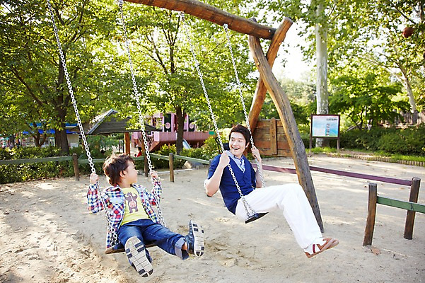 포토 JPG 주간 전신 나무 식물 라이프스타일 공원 남자 행복 아들 여유 어린이 가족 놀이 미소 웃음 사람 앉기 동양인 소년 야외 두명 옆모습 30대 부모 소풍 마주보기 한국인 자녀 아빠 놀이기구 놀이터 승차 즐거움 그네 상쾌 그네타기 부자지간 남자만 국내포토 자연요소 공공시설 감정 뷰포인트 관계 모션 표정 인종 생활 장년 야외활동 파일형식