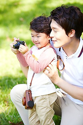 포토 JPG 주간 라이프스타일 공원 남자 행복 아들 여유 어린이 가족 놀이 서기 미소 웃음 들기 사람 앉기 동양인 소년 잔디 성인 야외 두명 옆모습 아웃포커스 30대 부모 소풍 카메라 사진촬영 한국인 자녀 아빠 즐거움 상쾌 부자지간 남자만 국내포토 자연요소 식물 공공시설 감정 뷰포인트 관계 모션 촬영기법 표정 인종 생활 장년 전자제품 야외활동 촬영 파일형식