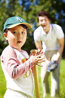 포토 JPG 주간 모자 라이프스타일 공원 남자 행복 아들 여유 어린이 가족 놀이 서기 미소 웃음 들기 사람 동양인 소년 잔디 성인 야외 두명 옆모습 아웃포커스 30대 부모 소풍 야구 한국인 야구방망이 글러브 자녀 야구글러브 아빠 즐거움 상쾌 부자지간 남자만 국내포토 자연요소 식물 잡화 공공시설 감정 스포츠용품 뷰포인트 장갑 관계 모션 촬영기법 표정 인종 생활 장년 야외활동 구기 야구용품 파일형식