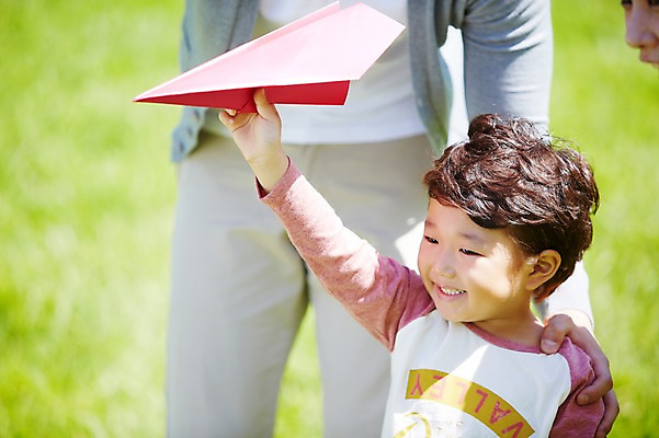 포토 JPG 주간 라이프스타일 응시 공원 남자 행복 여유 어린이 가족 놀이 미소 웃음 들기 사람 동양인 소년 잔디 상반신 성인 야외 두명 아웃포커스 장난감 소풍 한국인 종이비행기 즐거움 상쾌 비행기놀이 남자만 국내포토 자연요소 식물 시선 공공시설 감정 관계 모션 촬영기법 표정 인종 생활 야외활동 종이접기 파일형식