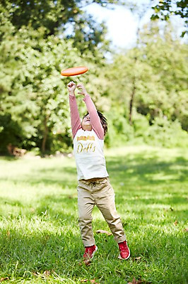 포토 JPG 주간 전신 나무 식물 라이프스타일 공원 남자 행복 여유 어린이 포즈 모션 놀이 한명 서기 사람 동양인 소년 잔디 야외 앞모습 아웃포커스 장난감 소풍 점프 한국인 즐거움 상쾌 원반 원반던지기 남자만 남자한명만 어린이만 소년한명만 국내포토 자연요소 1 공공시설 감정 스포츠용품 뷰포인트 촬영기법 인종 생활 야외활동 소년만 파일형식