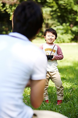 포토 JPG 주간 라이프스타일 공원 남자 행복 아들 여유 어린이 가족 놀이 서기 미소 웃음 사람 앉기 동양인 소년 잔디 성인 야외 두명 앞모습 뒷모습 아웃포커스 30대 부모 소풍 카메라 사진촬영 한국인 자녀 아빠 즐거움 상쾌 부자지간 남자만 국내포토 자연요소 식물 공공시설 감정 뷰포인트 관계 모션 촬영기법 표정 인종 생활 장년 전자제품 야외활동 촬영 파일형식