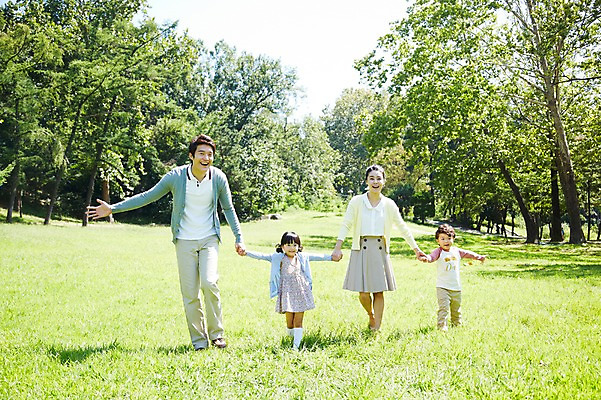포토 JPG 주간 전신 나무 식물 라이프스타일 공원 여자 남자 딸 행복 아들 여유 어린이 가족 엄마 서기 미소 웃음 사람 동양인 소녀 소년 잔디 여러명 성인 야외 앞모습 30대 부모 소풍 걷기 손잡기 산책 한국인 자녀 아빠 상쾌 국내포토 자연요소 공공시설 감정 뷰포인트 다수 관계 모션 휴식 표정 인종 생활 장년 야외활동 파일형식