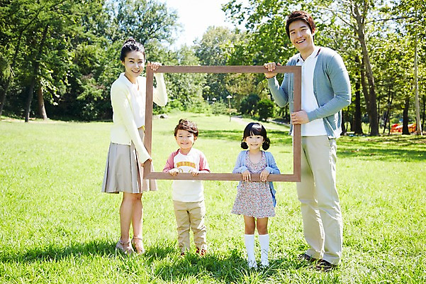 포토 JPG 주간 전신 나무 식물 라이프스타일 공원 여자 남자 딸 행복 아들 여유 어린이 액자 가족 엄마 프레임 서기 미소 웃음 들기 사람 동양인 소녀 소년 잔디 여러명 성인 야외 앞모습 30대 부모 소풍 한국인 자녀 아빠 가족사진 상쾌 사진틀 국내포토 자연요소 공공시설 감정 뷰포인트 다수 관계 모션 표정 틀 인종 생활 장년 야외활동 파일형식 단체사진