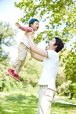 포토 JPG 주간 나무 식물 모자 라이프스타일 공원 남자 행복 아들 여유 어린이 장난 가족 안기 놀이 서기 미소 웃음 사람 동양인 소년 잔디 성인 야외 두명 옆모습 아웃포커스 30대 부모 소풍 한국인 자녀 아빠 상쾌 비행기놀이 부자지간 남자만 국내포토 자연요소 잡화 공공시설 감정 뷰포인트 관계 모션 촬영기법 표정 인종 생활 장년 야외활동 파일형식