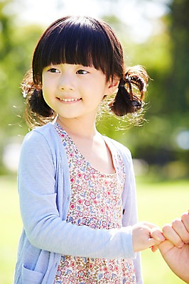 포토 JPG 주간 라이프스타일 손 응시 공원 여자 행복 여유 어린이 신체 가족 미소 웃음 사람 동양인 손짓 소녀 잔디 상반신 야외 두명 옆모습 아웃포커스 신체부위 소풍 한국인 상쾌 약속 어린이만 국내포토 자연요소 식물 시선 공공시설 감정 뷰포인트 관계 모션 촬영기법 표정 인종 생활 야외활동 파일형식