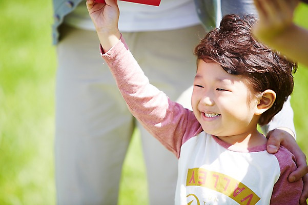포토 JPG 주간 라이프스타일 응시 공원 남자 행복 여유 어린이 가족 미소 웃음 사람 동양인 소년 잔디 상반신 야외 두명 옆모습 아웃포커스 소풍 한국인 상쾌 남자만 어린이만 국내포토 자연요소 식물 시선 공공시설 감정 뷰포인트 관계 촬영기법 표정 인종 생활 야외활동 파일형식