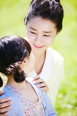 포토 JPG 주간 라이프스타일 공원 여자 딸 행복 여유 어린이 가족 모녀 엄마 미소 웃음 사람 동양인 소녀 잔디 상반신 성인 야외 두명 아웃포커스 30대 부모 소풍 마주보기 한국인 뒤돌아보기 상쾌 여자만 국내포토 자연요소 식물 공공시설 감정 관계 모션 촬영기법 표정 인종 생활 장년 야외활동 파일형식