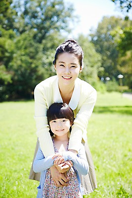 포토 JPG 주간 나무 식물 라이프스타일 공원 여자 딸 행복 여유 어린이 가족 안기 모녀 엄마 서기 미소 웃음 사람 동양인 소녀 잔디 상반신 성인 야외 두명 앞모습 아웃포커스 30대 부모 소풍 한국인 상쾌 여자만 국내포토 자연요소 공공시설 감정 뷰포인트 관계 모션 촬영기법 표정 인종 생활 장년 야외활동 파일형식