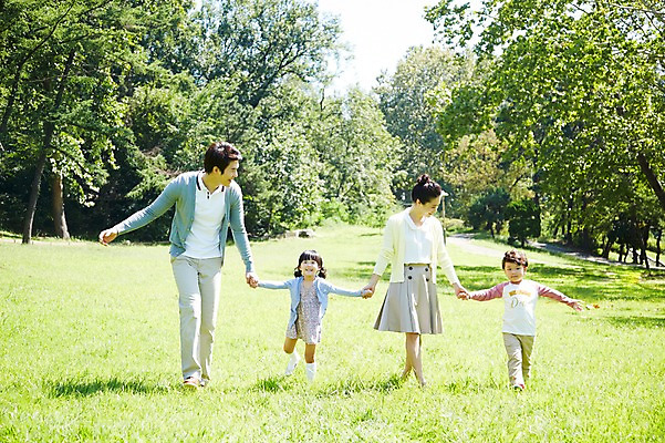 포토 JPG 주간 전신 나무 식물 라이프스타일 공원 여자 남자 딸 행복 아들 여유 어린이 가족 엄마 서기 미소 웃음 사람 동양인 소녀 소년 잔디 여러명 성인 야외 앞모습 30대 부모 소풍 걷기 손잡기 산책 한국인 자녀 아빠 상쾌 국내포토 자연요소 공공시설 감정 뷰포인트 다수 관계 모션 휴식 표정 인종 생활 장년 야외활동 파일형식