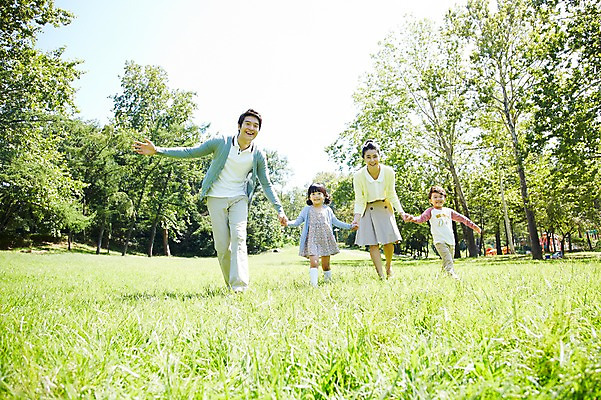 포토 JPG 주간 전신 나무 식물 라이프스타일 공원 여자 남자 딸 행복 아들 여유 어린이 가족 엄마 서기 미소 웃음 사람 동양인 소녀 소년 잔디 여러명 성인 야외 앞모습 30대 부모 소풍 걷기 손잡기 산책 한국인 자녀 아빠 상쾌 국내포토 자연요소 공공시설 감정 뷰포인트 다수 관계 모션 휴식 표정 인종 생활 장년 야외활동 파일형식