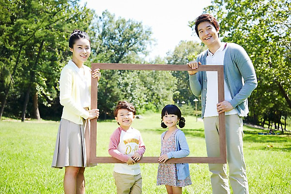 포토 JPG 주간 나무 식물 라이프스타일 공원 여자 남자 딸 행복 아들 여유 어린이 액자 가족 엄마 프레임 서기 미소 웃음 들기 사람 동양인 소녀 소년 잔디 여러명 성인 야외 앞모습 아웃포커스 30대 부모 소풍 한국인 자녀 아빠 가족사진 상쾌 사진틀 국내포토 자연요소 공공시설 감정 뷰포인트 다수 관계 모션 촬영기법 표정 틀 인종 생활 장년 야외활동 파일형식 단체사진