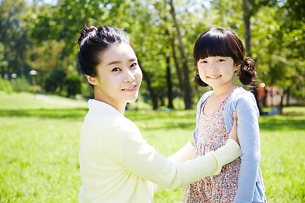 포토 JPG 주간 나무 식물 라이프스타일 공원 여자 딸 행복 여유 어린이 가족 모녀 엄마 미소 웃음 사람 동양인 소녀 잔디 상반신 성인 야외 두명 옆모습 아웃포커스 30대 부모 소풍 마주보기 한국인 상쾌 여자만 국내포토 자연요소 공공시설 감정 뷰포인트 관계 모션 촬영기법 표정 인종 생활 장년 야외활동 파일형식