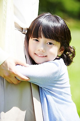 포토 JPG 주간 라이프스타일 여자 행복 여유 어린이 가족 안기 포옹 미소 웃음 사람 동양인 소녀 상반신 야외 두명 옆모습 아웃포커스 소풍 한국인 상쾌 여자만 어린이만 국내포토 자연요소 감정 뷰포인트 관계 모션 촬영기법 표정 인종 생활 야외활동 파일형식