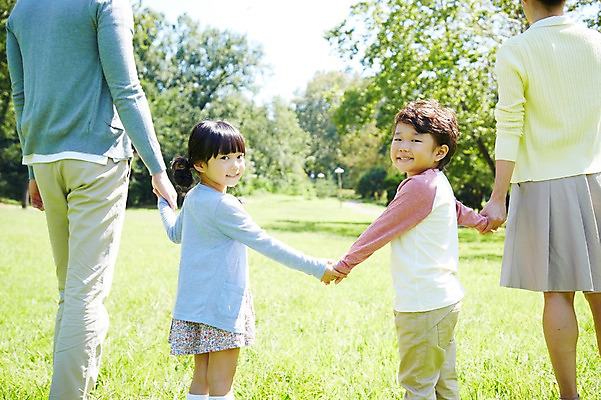 포토 JPG 주간 나무 식물 라이프스타일 공원 여자 남자 딸 행복 아들 여유 어린이 가족 엄마 서기 미소 웃음 사람 동양인 소녀 소년 잔디 여러명 성인 야외 뒷모습 아웃포커스 30대 부모 소풍 걷기 손잡기 산책 한국인 자녀 뒤돌아보기 아빠 상쾌 국내포토 자연요소 공공시설 감정 뷰포인트 다수 관계 모션 휴식 촬영기법 표정 인종 생활 장년 야외활동 파일형식