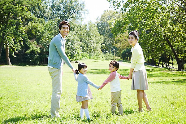포토 JPG 주간 전신 나무 식물 라이프스타일 공원 여자 남자 딸 행복 아들 여유 어린이 가족 엄마 서기 미소 웃음 사람 동양인 소녀 소년 잔디 여러명 성인 야외 옆모습 30대 부모 소풍 걷기 손잡기 산책 한국인 자녀 뒤돌아보기 아빠 상쾌 국내포토 자연요소 공공시설 감정 뷰포인트 다수 관계 모션 휴식 표정 인종 생활 장년 야외활동 파일형식