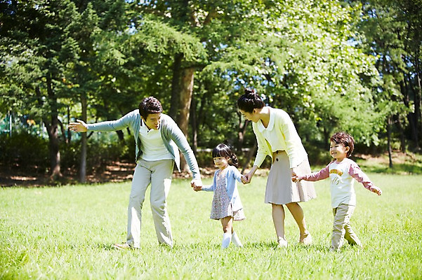 포토 JPG 주간 전신 나무 식물 라이프스타일 공원 여자 남자 딸 행복 아들 여유 어린이 가족 엄마 서기 미소 웃음 사람 동양인 소녀 소년 잔디 여러명 성인 야외 옆모습 아웃포커스 30대 부모 소풍 걷기 손잡기 산책 한국인 자녀 아빠 상쾌 국내포토 자연요소 공공시설 감정 뷰포인트 다수 관계 모션 휴식 촬영기법 표정 인종 생활 장년 야외활동 파일형식