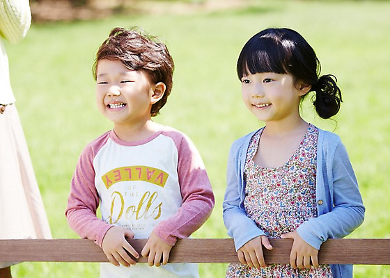 포토 JPG 주간 라이프스타일 응시 공원 여자 남자 행복 여유 어린이 액자 가족 프레임 미소 웃음 사람 동양인 소녀 소년 잔디 상반신 야외 두명 앞모습 아웃포커스 소풍 한국인 가족사진 상쾌 어린이만 국내포토 자연요소 식물 시선 공공시설 감정 뷰포인트 관계 촬영기법 표정 인종 생활 야외활동 파일형식 단체사진