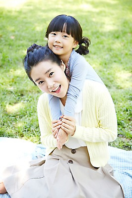 포토 JPG 주간 라이프스타일 공원 여자 딸 행복 여유 어린이 가족 모녀 엄마 휴식 미소 웃음 사람 앉기 동양인 소녀 잔디 성인 야외 두명 앞모습 아웃포커스 30대 부모 소풍 한국인 자녀 돗자리 업기 여자만 국내포토 자연요소 식물 공공시설 감정 뷰포인트 컨셉 관계 모션 촬영기법 표정 인종 생활 장년 야외활동 파일형식