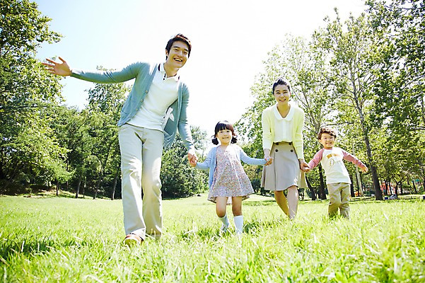 포토 JPG 주간 전신 나무 식물 라이프스타일 공원 여자 남자 딸 행복 아들 여유 어린이 가족 엄마 서기 미소 웃음 사람 동양인 소녀 소년 잔디 여러명 성인 야외 앞모습 30대 부모 소풍 걷기 손잡기 산책 한국인 자녀 아빠 상쾌 국내포토 자연요소 공공시설 감정 뷰포인트 다수 관계 모션 휴식 표정 인종 생활 장년 야외활동 파일형식