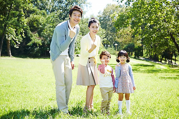 포토 JPG 주간 전신 나무 식물 라이프스타일 공원 여자 남자 딸 행복 아들 여유 어린이 가족 모션 엄마 서기 미소 웃음 사람 동양인 손짓 소녀 소년 잔디 여러명 성인 야외 앞모습 30대 부모 소풍 파이팅 주먹 한국인 자녀 아빠 가족사진 상쾌 국내포토 자연요소 공공시설 감정 뷰포인트 다수 관계 표정 인종 생활 장년 야외활동 파일형식 단체사진