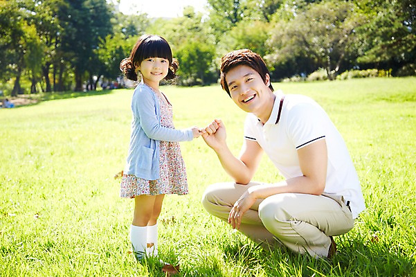 포토 JPG 주간 전신 나무 식물 라이프스타일 공원 여자 남자 딸 행복 여유 어린이 가족 서기 미소 웃음 사람 앉기 동양인 소녀 잔디 성인 야외 두명 옆모습 아웃포커스 30대 부모 소풍 마주보기 한국인 아빠 상쾌 약속 부녀 국내포토 자연요소 공공시설 감정 뷰포인트 관계 모션 촬영기법 표정 인종 생활 장년 야외활동 파일형식