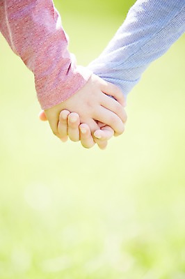 포토 JPG 주간 라이프스타일 손 공원 행복 여유 어린이 신체 가족 사람 잔디 야외 두명 아웃포커스 신체부위 소풍 손잡기 상쾌 팔 어린이만 국내포토 자연요소 식물 공공시설 감정 관계 모션 촬영기법 생활 야외활동 파일형식