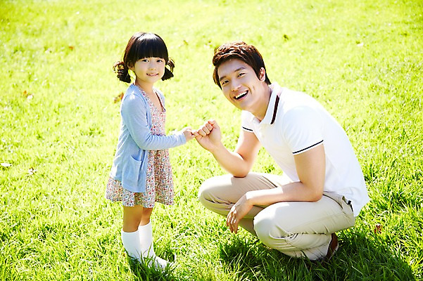 포토 JPG 주간 전신 나무 식물 라이프스타일 공원 여자 남자 딸 행복 여유 어린이 가족 서기 미소 웃음 사람 앉기 동양인 소녀 잔디 성인 야외 두명 옆모습 30대 부모 소풍 마주보기 한국인 아빠 상쾌 약속 부녀 국내포토 자연요소 공공시설 감정 뷰포인트 관계 모션 표정 인종 생활 장년 야외활동 파일형식