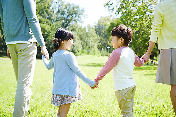 포토 JPG 주간 나무 식물 라이프스타일 공원 여자 남자 딸 행복 아들 여유 어린이 가족 엄마 서기 미소 웃음 사람 동양인 소녀 소년 잔디 여러명 성인 야외 뒷모습 아웃포커스 30대 부모 소풍 마주보기 걷기 손잡기 산책 한국인 자녀 아빠 상쾌 국내포토 자연요소 공공시설 감정 뷰포인트 다수 관계 모션 휴식 촬영기법 표정 인종 생활 장년 야외활동 파일형식