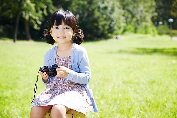 포토 JPG 주간 나무 식물 라이프스타일 공원 여자 행복 여유 어린이 의자 놀이 한명 미소 웃음 들기 사람 앉기 동양인 소녀 잔디 야외 앞모습 아웃포커스 소풍 카메라 사진촬영 한국인 즐거움 상쾌 여자만 여자한명만 어린이만 소녀한명만 국내포토 자연요소 1 공공시설 감정 뷰포인트 가구 모션 촬영기법 표정 인종 생활 전자제품 야외활동 촬영 소녀만 파일형식