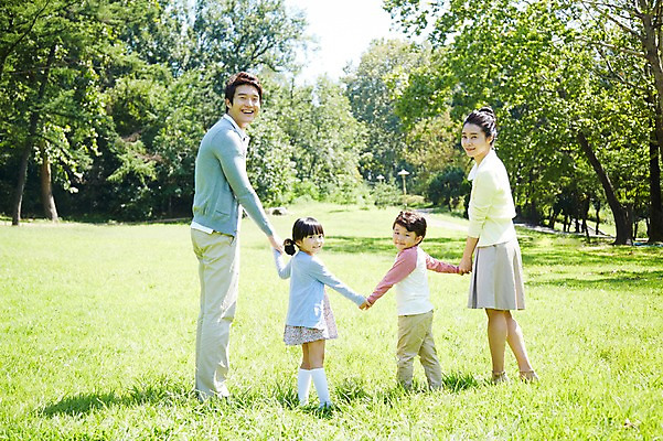 포토 JPG 주간 전신 나무 식물 라이프스타일 공원 여자 남자 딸 행복 아들 여유 어린이 가족 엄마 서기 미소 웃음 사람 동양인 소녀 소년 잔디 여러명 성인 야외 옆모습 30대 부모 소풍 걷기 손잡기 산책 한국인 자녀 뒤돌아보기 아빠 상쾌 국내포토 자연요소 공공시설 감정 뷰포인트 다수 관계 모션 휴식 표정 인종 생활 장년 야외활동 파일형식