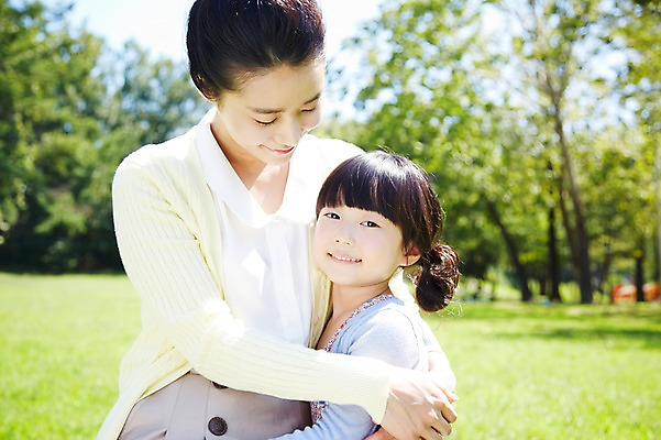 포토 JPG 주간 나무 식물 라이프스타일 공원 여자 딸 행복 여유 어린이 가족 안기 포옹 모녀 엄마 미소 웃음 사람 동양인 소녀 잔디 상반신 성인 야외 두명 옆모습 아웃포커스 30대 부모 소풍 한국인 상쾌 여자만 국내포토 자연요소 공공시설 감정 뷰포인트 관계 모션 촬영기법 표정 인종 생활 장년 야외활동 파일형식
