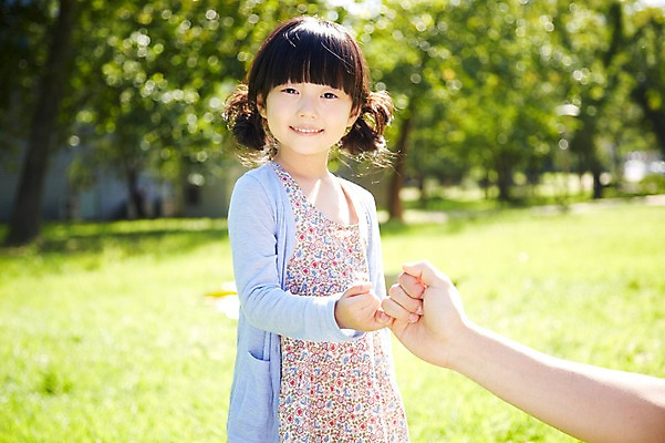 포토 JPG 주간 나무 식물 라이프스타일 손 공원 여자 행복 여유 어린이 신체 가족 미소 웃음 사람 동양인 손짓 소녀 잔디 상반신 야외 두명 앞모습 아웃포커스 신체부위 소풍 한국인 상쾌 약속 팔 어린이만 국내포토 자연요소 공공시설 감정 뷰포인트 관계 모션 촬영기법 표정 인종 생활 야외활동 파일형식